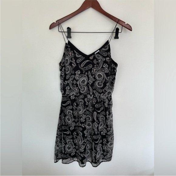 Vero Moda Dresses & Skirts - Vero Moda Black and White Paisley Mini Dress Size S